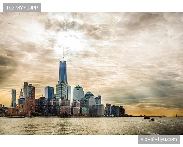 何冰娇拎着购物袋从地铁出来，里面东西随手一掏就能付我半年房租